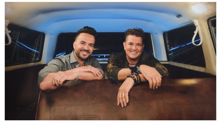 Luis Fonsi y Carlos Vives Luis Fonsi y Carlos Vives dentro de un carro