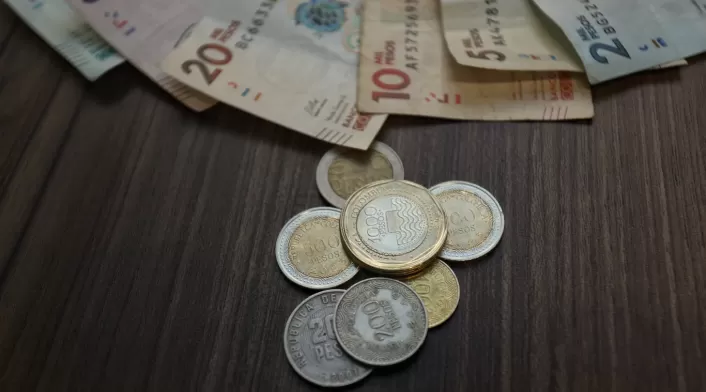Monedas / Billetes / pesos colombianos / dinero Monedas / Billetes / pesos colombianos / dinero