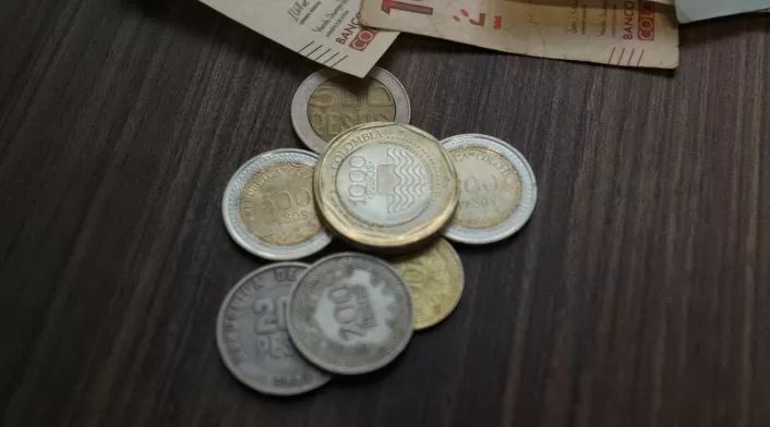 Monedas / Billetes / pesos colombianos / dinero