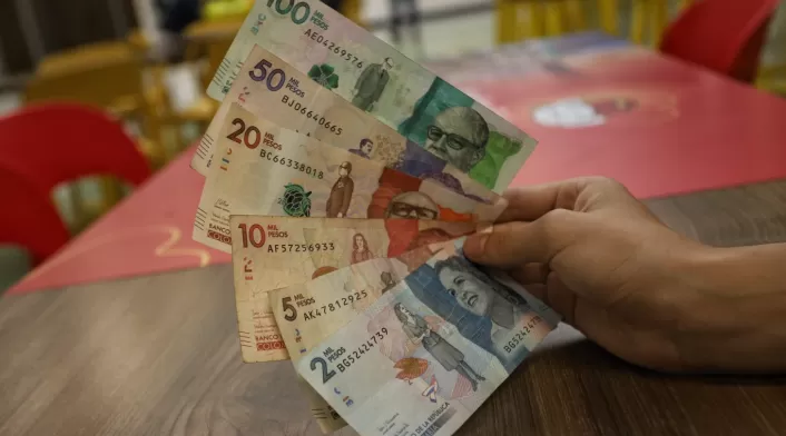 Monedas / Billetes / pesos colombianos / dinero