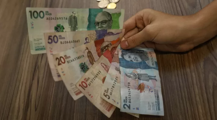 Monedas / Billetes / pesos colombianos / dinero