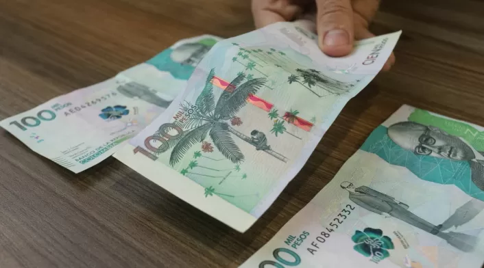 Billete de cien mil pesos / dinero / billetes Billete de cien mil pesos / dinero / billetes