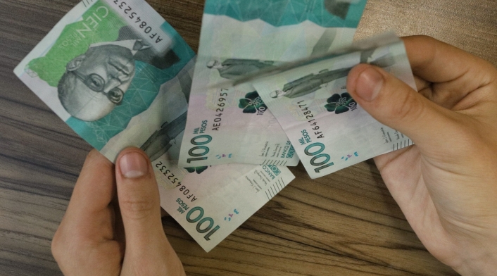 El Impuesto 4x1000 Billete de cien mil pesos / dinero / billetes