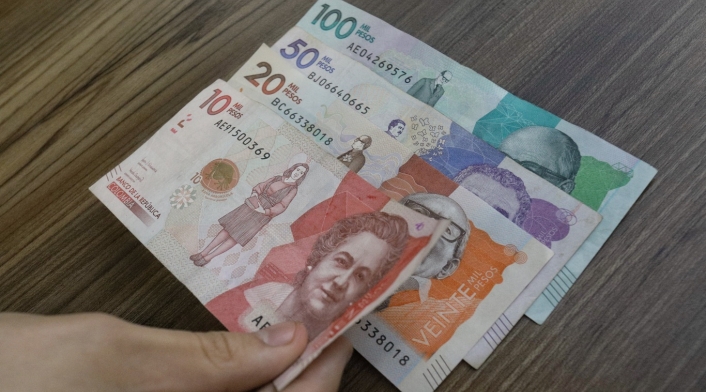 Billetes / pesos colombianos / dinero