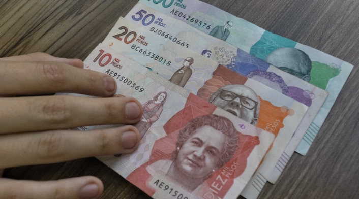 Billetes / pesos colombianos / dinero