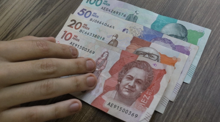 Billetes / pesos colombianos / dinero