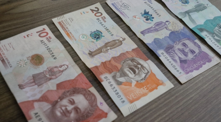 Billetes / pesos colombianos / dinero