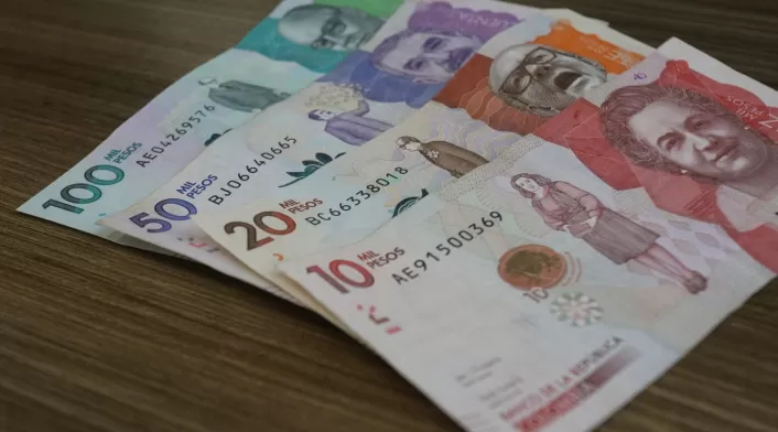Billetes / pesos colombianos / dinero