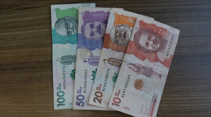 Billetes / pesos colombianos / dinero