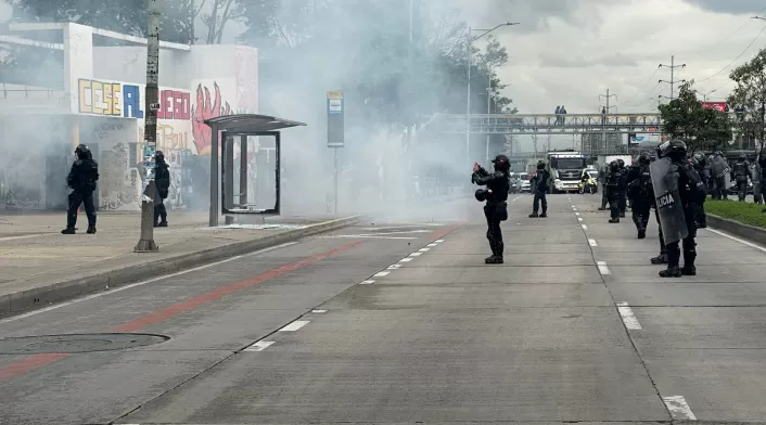 Ministro de Defensa de Colombia condena violencia en protestas frente a embajada de Estados Unidos en Bogotá. Policías heridos por flechas. Investigación apunta a grupos criminales. Recompensa de 20 millones por información. Ministro de Defensa de Colombia condena violencia en protestas frente a embajada de Estados Unidos en Bogotá. Policías heridos por flechas. Investigación apunta a grupos criminales. Recompensa de 20 millones por información.