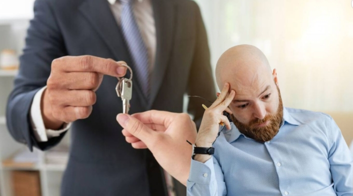 Arriendo en Colombia: qué hacer si el inquilino NO paga Persona con llaves y un hombre preocupado