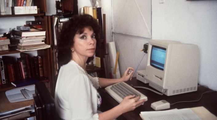 ¿Cómo lucia Isabel Allende Llona cuando publicó su primer libro 'La casa de los Espíritus' ¿Cómo lucia Isabel Allende Llona cuando publicó su primer libro 'La casa de los Espíritus'