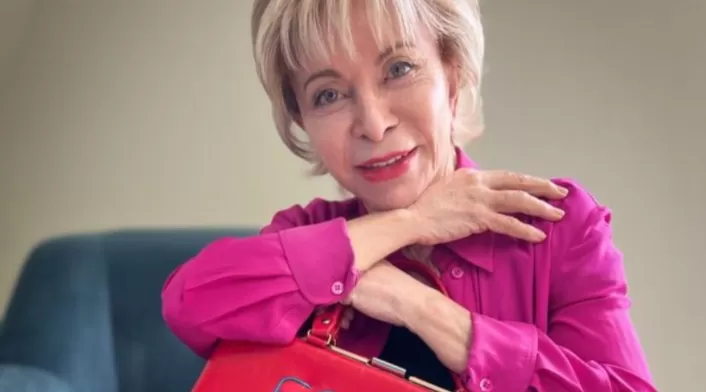 ¿Cómo lucia Isabel Allende cuando publicó su primer libro 'La casa de los espiritus'? ¿Cómo lucia Isabel Allende cuando publicó su primer libro 'La casa de los espiritus'?