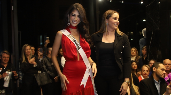 Miss Universe Antioquia 2024 Miss Universe Antioquia 2024, Mariana Zuleta en la imposición de la banda.