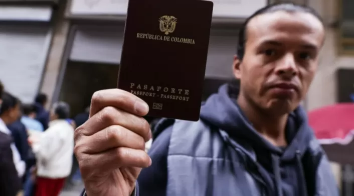 Colombiano con su pasaporte: cómo sacarlo en línea Colombiano con su pasaporte