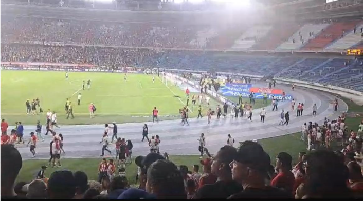 Enfrentamientos entre hinchas de Junior en partido contra el Bucaramanga.