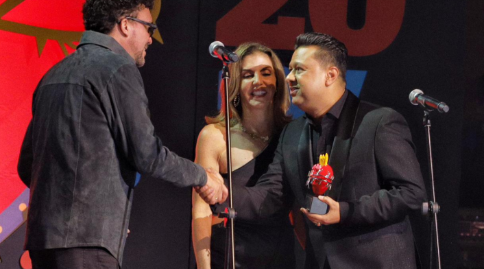 Andrés Cepeda en los Premios Nuestra Tierra 2024 entregando homenaje de Diomedes Díaz