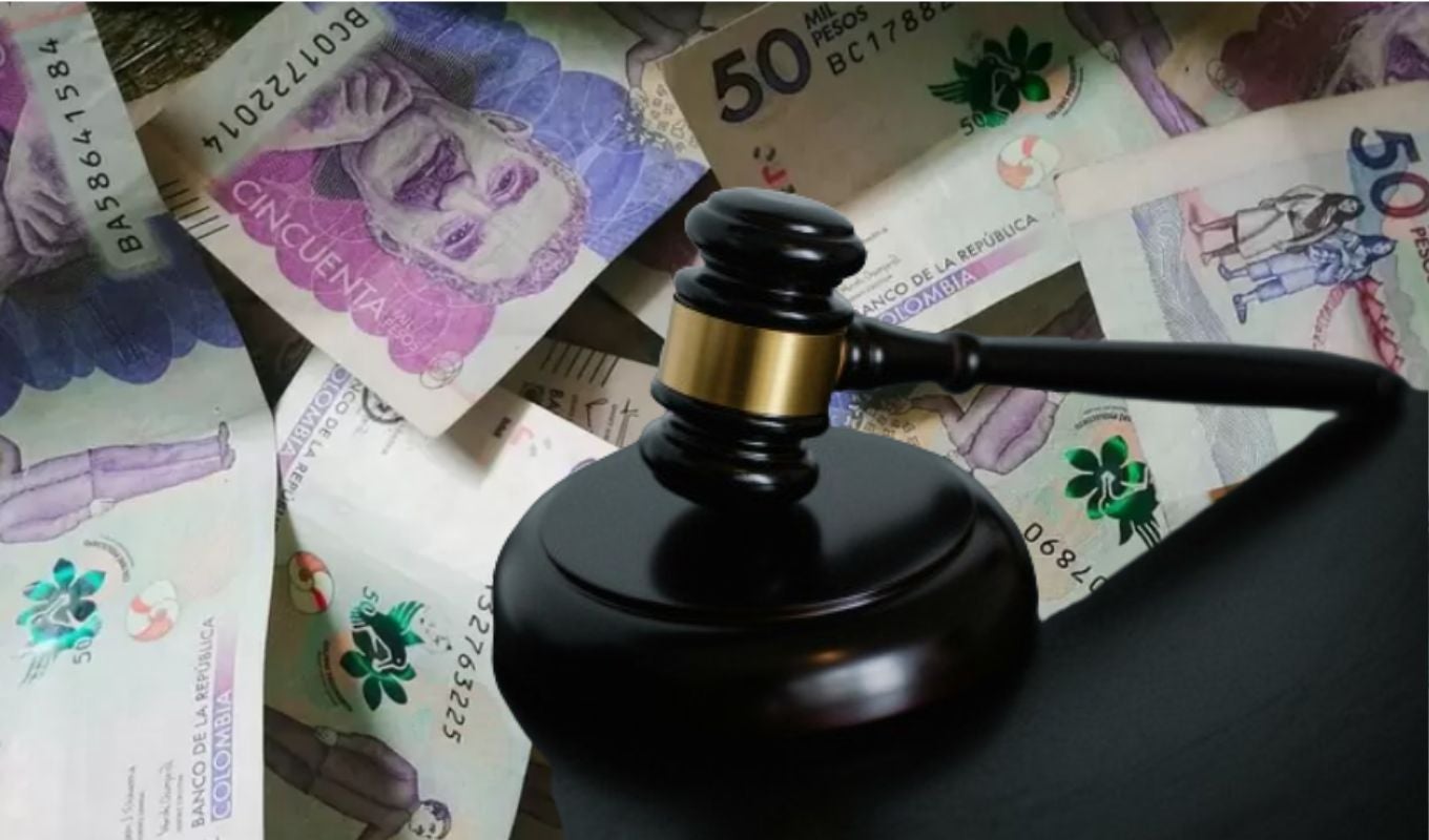 Billetes colombianos y un mazo