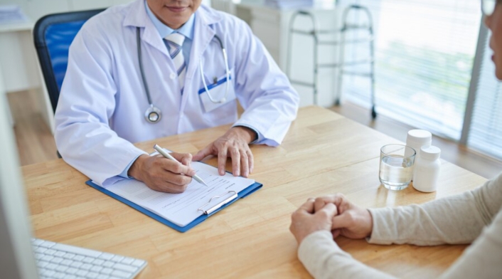 Vasculitis: inflamación de los vasos sanguíneos que afecta a personas de todas las edades y géneros. Vasculitis: inflamación de los vasos sanguíneos que afecta a personas de todas las edades y géneros.