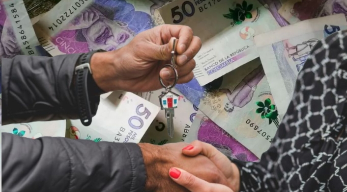 Venta de propiedades: impuestos que se pagan Billetes y dos personas dándose la mano