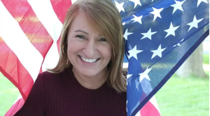Visa Americana: cómo adelantar visa Mujer con la bandera de Estados Unidos