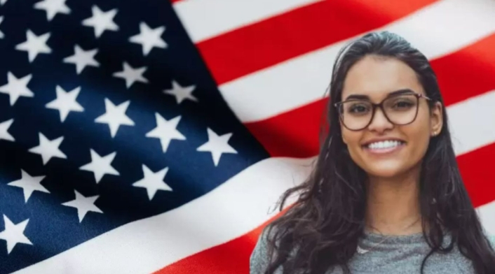 Visa americana Bandera de Estados Unidos y mujer latina