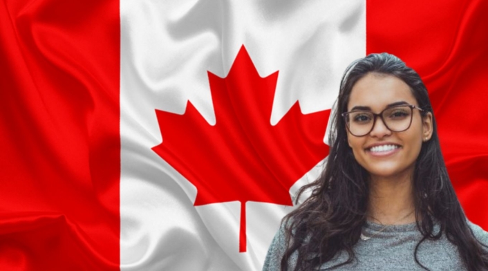 Precio de la Visa a Canadá Bandera de Canadá y mujer sonriendo