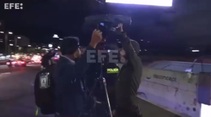 Policías agreden a periodistas