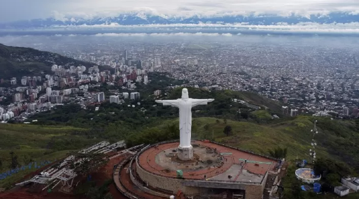 Vista aérea de la estatua de Cristo Rey, panorámica de Cali.
