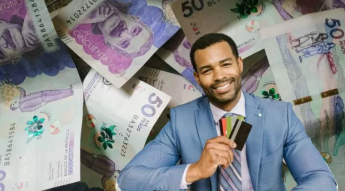 cuentas exentas del 4x1000 Billete y hombre con tarjetas de crédito