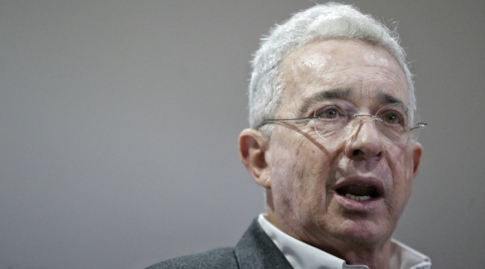 Álvaro Uribe Álvaro Uribe Vélez califica de graves las denuncias de 'chuzadas' a magistrados de la Corte Constitucional.