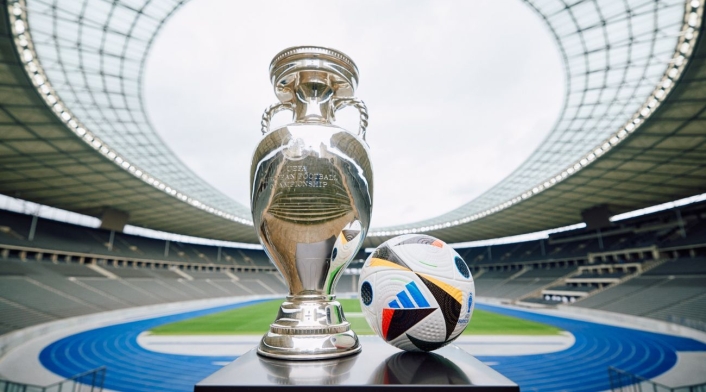 Balón y trofeo Eurocopa 2024 Balón y trofeo Eurocopa 2024
