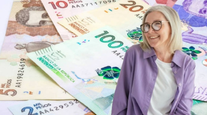 Bono pensional: cuándo lo pueden reclamar Billetes y adulto mayor sonriendo