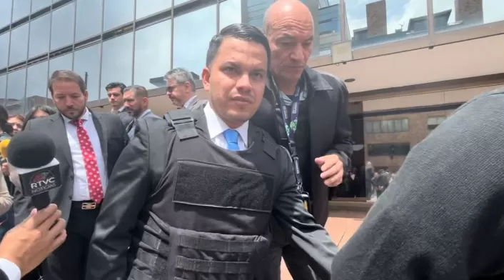 Sneyder Pinilla saliendo de la Corte Suprema