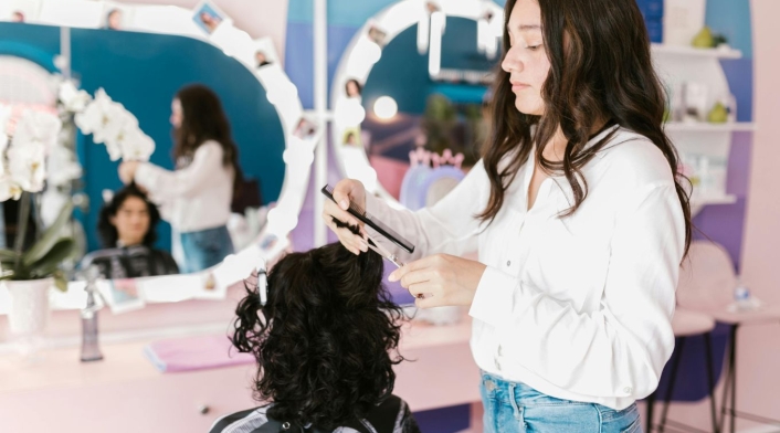 Calendario lunar para córtese en cabello en junio 2024 Mujer cortando del cabello