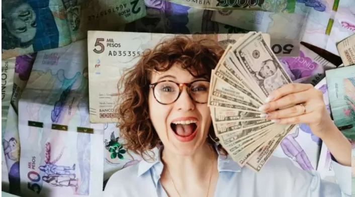 CDT en Colombia Billetes y una mujer feliz