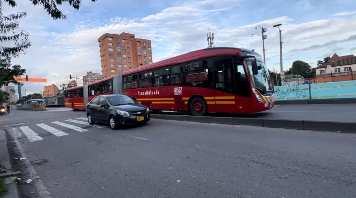 Investigan caída de maquinaria amarilla sobre articulado de TransMilenio en Bogotá. Cuatro personas lesionadas en accidente en la Avenida NQS. Protocolos de seguridad activados. Investigan caída de maquinaria amarilla sobre articulado de TransMilenio en Bogotá. Cuatro personas lesionadas en accidente en la Avenida NQS. Protocolos de seguridad activados.