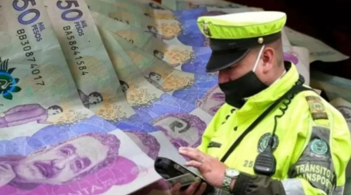 Multas de tránsito en Bogotá Billetes y un Policía de tránsito