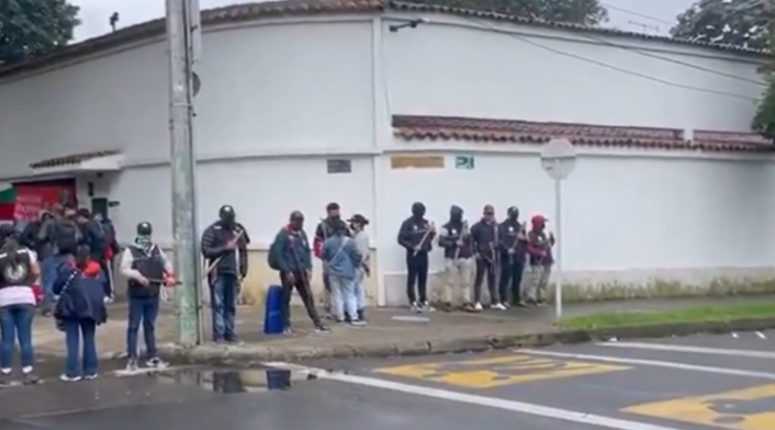 Manifestantes se toman la Nunciatura Apostólica en Bogotá Manifestantes se toman la Nunciatura Apostólica en Bogotá