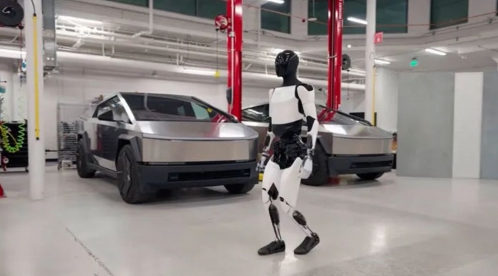 Elon Musk anuncia que dos robots humanoides ya trabajan en su empresa Tesla Elon Musk anuncia que dos robots humanoides ya trabajan en su empresa Tesla