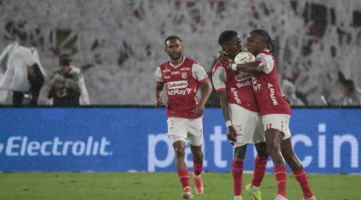 Hugo Rodallega anota gol del 10 en final Liga Betplay entre Santa Fe y Bucaramanga. Delantero ex Selección Colombia empata serie por título en menos de 10 minutos Hugo Rodallega anota gol del 10 en final Liga Betplay entre Santa Fe y Bucaramanga. Delantero ex Selección Colombia empata serie por título en menos de 10 minutos
