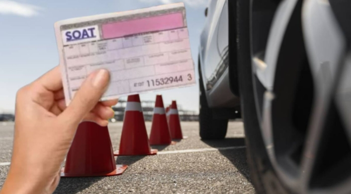 SOAT en Colombia: gastos que cubre y los que NO Un carro y un carnet de SOAT