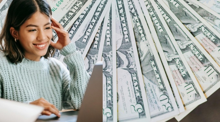 Ofertas de teletrabajo para colombianos Mujer con un computador y dólares atrás