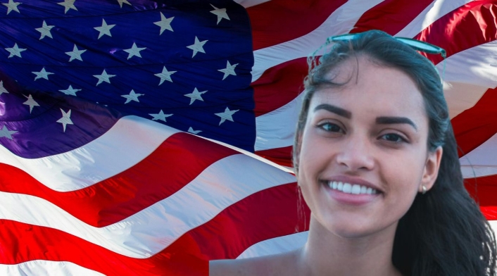 Trabajo en Estados Unidos para colombianos Bandera de Estado Unidos y una mujer sonriendo