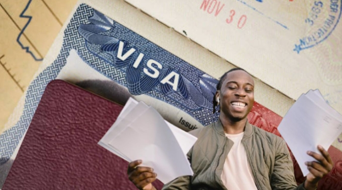 Visa americana Visa, pasaporte y un hombre con papeles celebrando