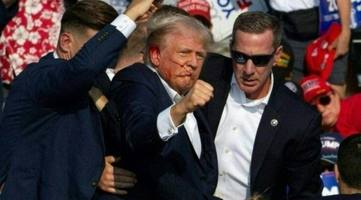 Expresidente Donald Trump durante mitin político en el que resultó herido