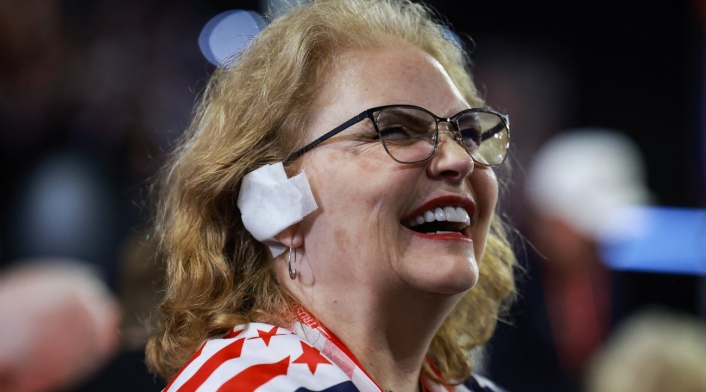 Susan Ellsworth, delegada republicana por Arizona, usando una venda en apoyo a Donald Trump Susan Ellsworth, delegada republicana por Arizona, usando una venda en apoyo a Donald Trump