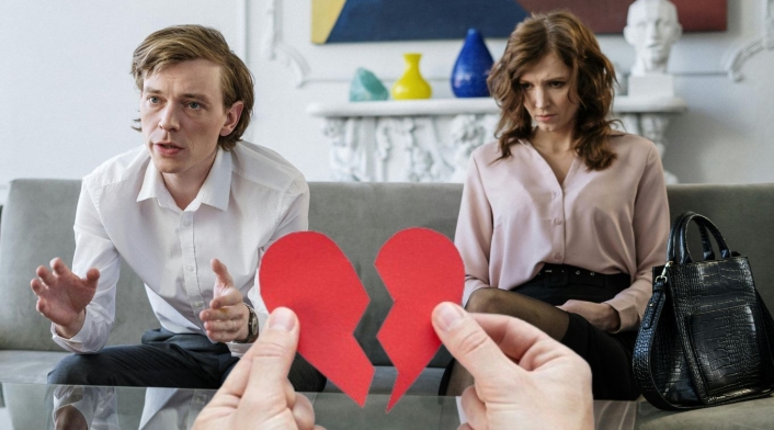 Motivos para anular un matrimonio en Colombia Pareja peleando y un corazón roto