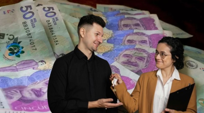 Doble subsidio para comprar casa en Colombia Billetes y dos personas con llaves de una casa