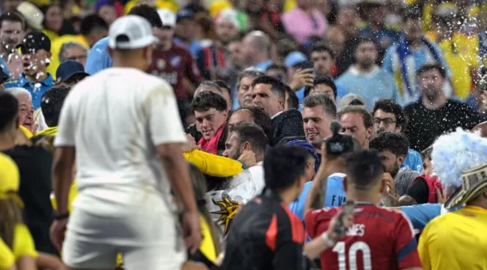 Incidentes hinchas de Colombia y jugadores de Uruguay Incidentes hinchas de Colombia y jugadores de Uruguay